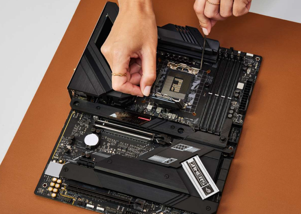 Unlocking Latch for Installing GPU